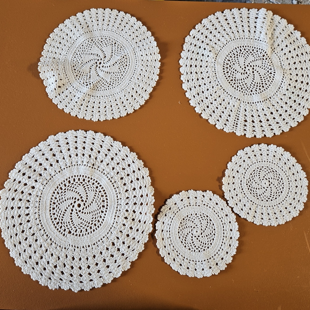 Doilies 4 Round Doilies ~ Vtg (2- 10") (1- 9") (2 - 5 1/2")